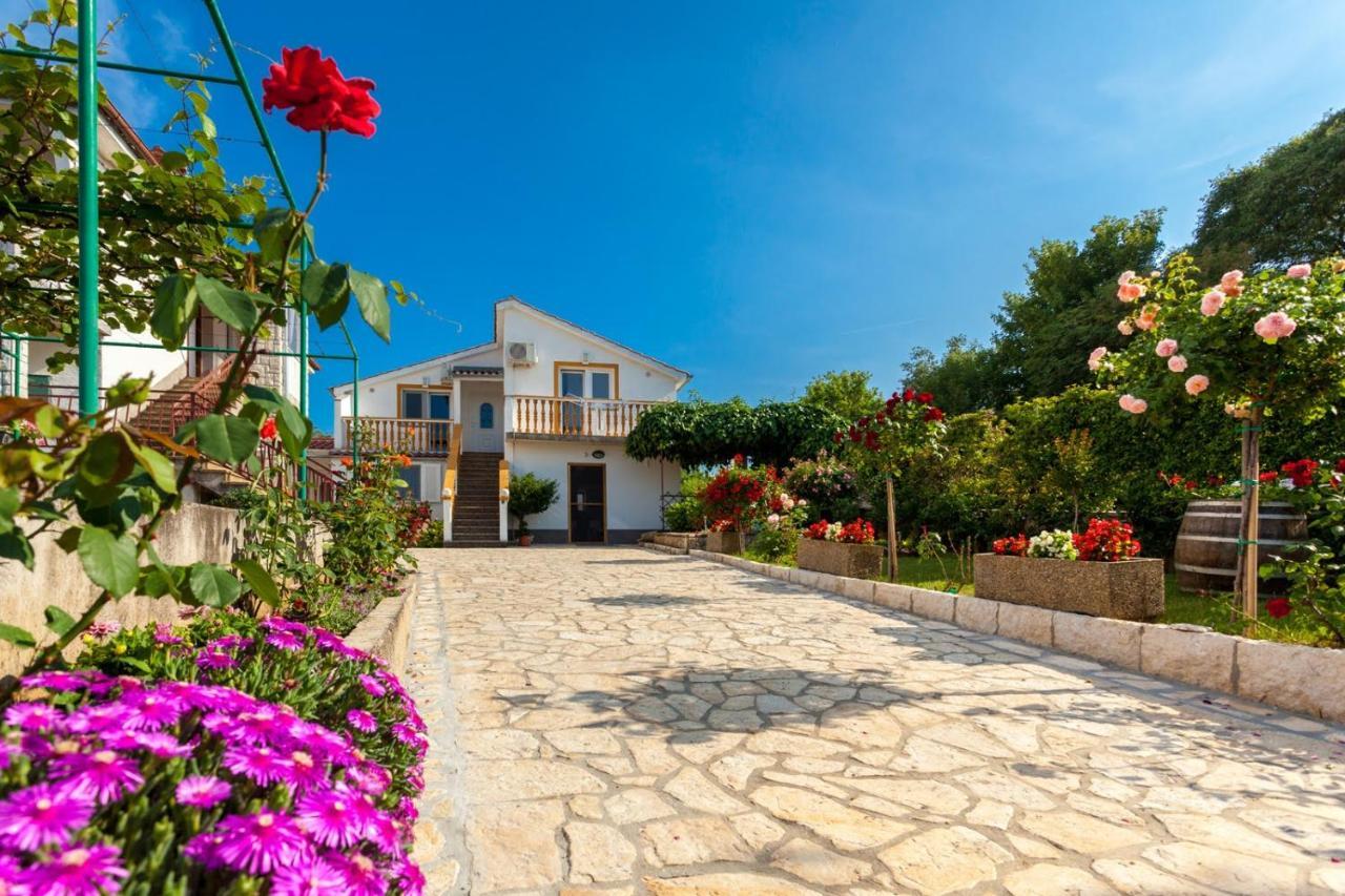 Apartman Luni Sa Bazenom - Malinska, Sveti Anton Sveti Anton  Exterior foto
