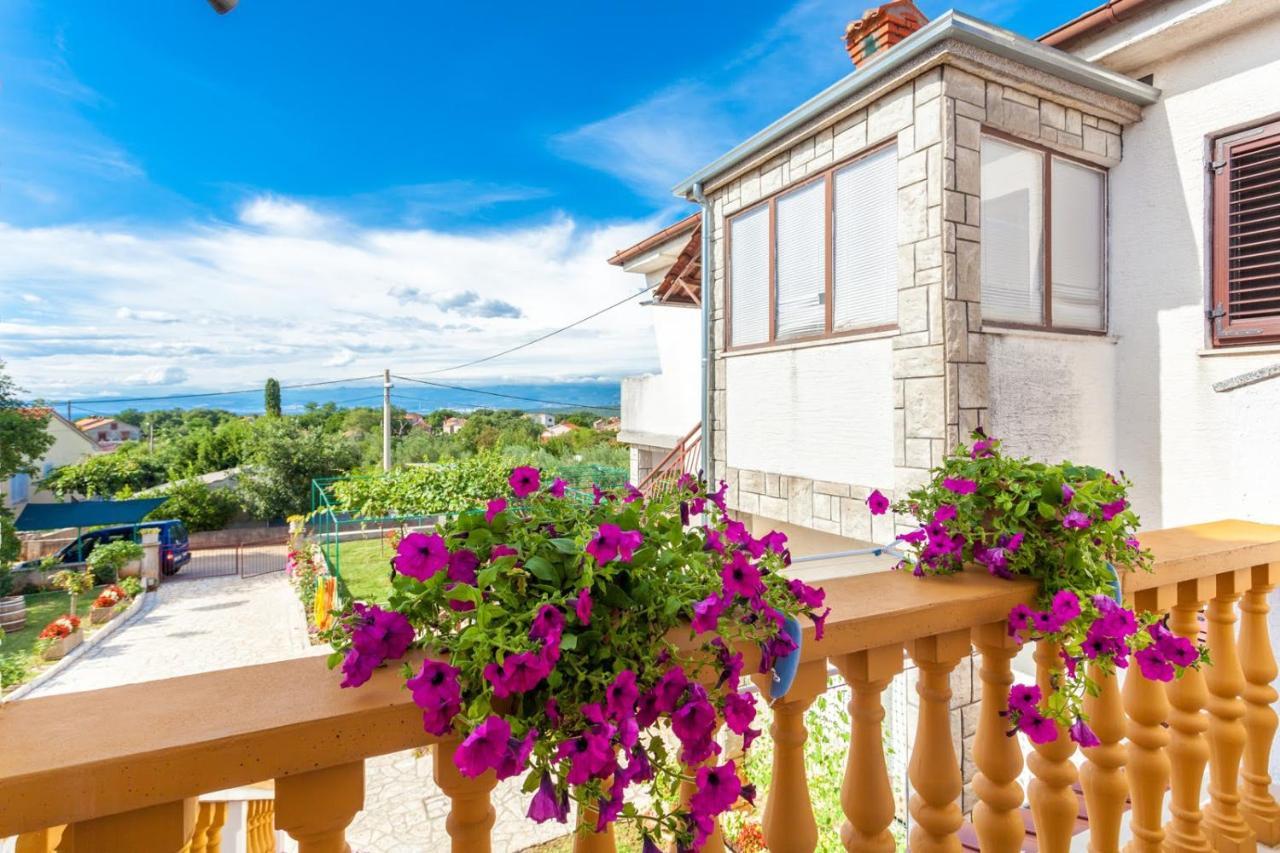 Apartman Luni Sa Bazenom - Malinska, Sveti Anton Sveti Anton  Exterior foto